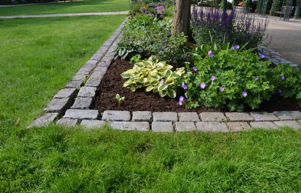Flower Bed Mulching in Ankeny